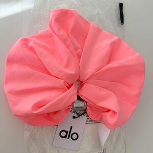 New Auth Alo Yoga Bead It Oversized Scrunchie NWT - Neon Bubblegum